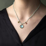 Κολιέ με πέτρες Αμαζονίτη και Σκαλιστό Γυαλί – Ασήμι 925 Επιχρυσωμένο - Image 2