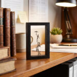 Πτήση με μια Ομπρέλα - Μπρούτζινη φιγούρα σε ξύλινο κάδρο - Image 2