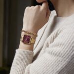 La Tétragone Ρολόι από Ατσάλι σε Απόχρωση Σκούρο Κεράσι με Χρυσό Χρώμα - Image 5